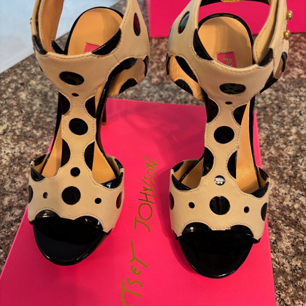 Betsy Johnson Size 6.5 high Heels